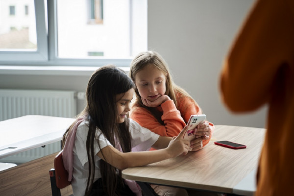 SINEPE/RS cria guia para orientar sobre lei que restringe uso do celular nas escolas